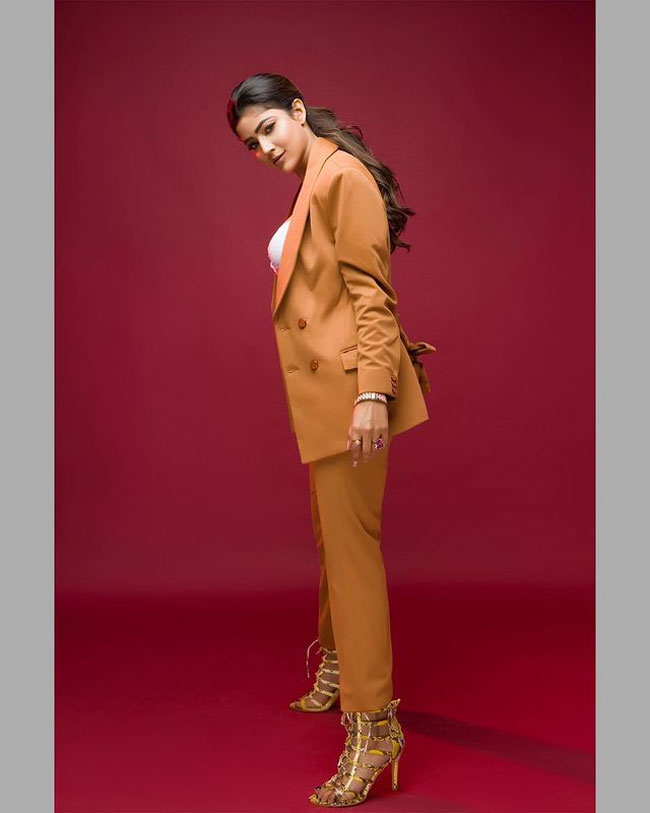 Staggering Poses Of Soniya Bansal In Red